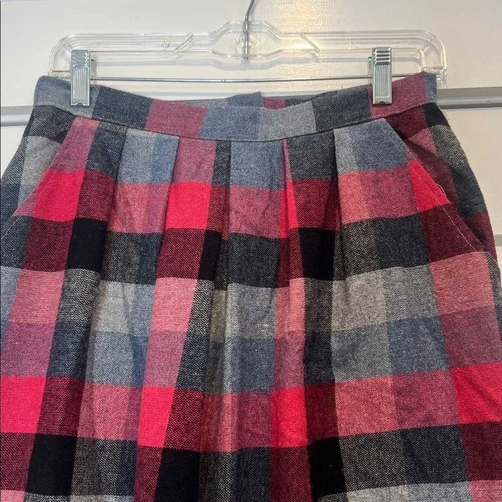 Wool blend vintage Plaid A-Line Skirt in Red and Black size 13-14.